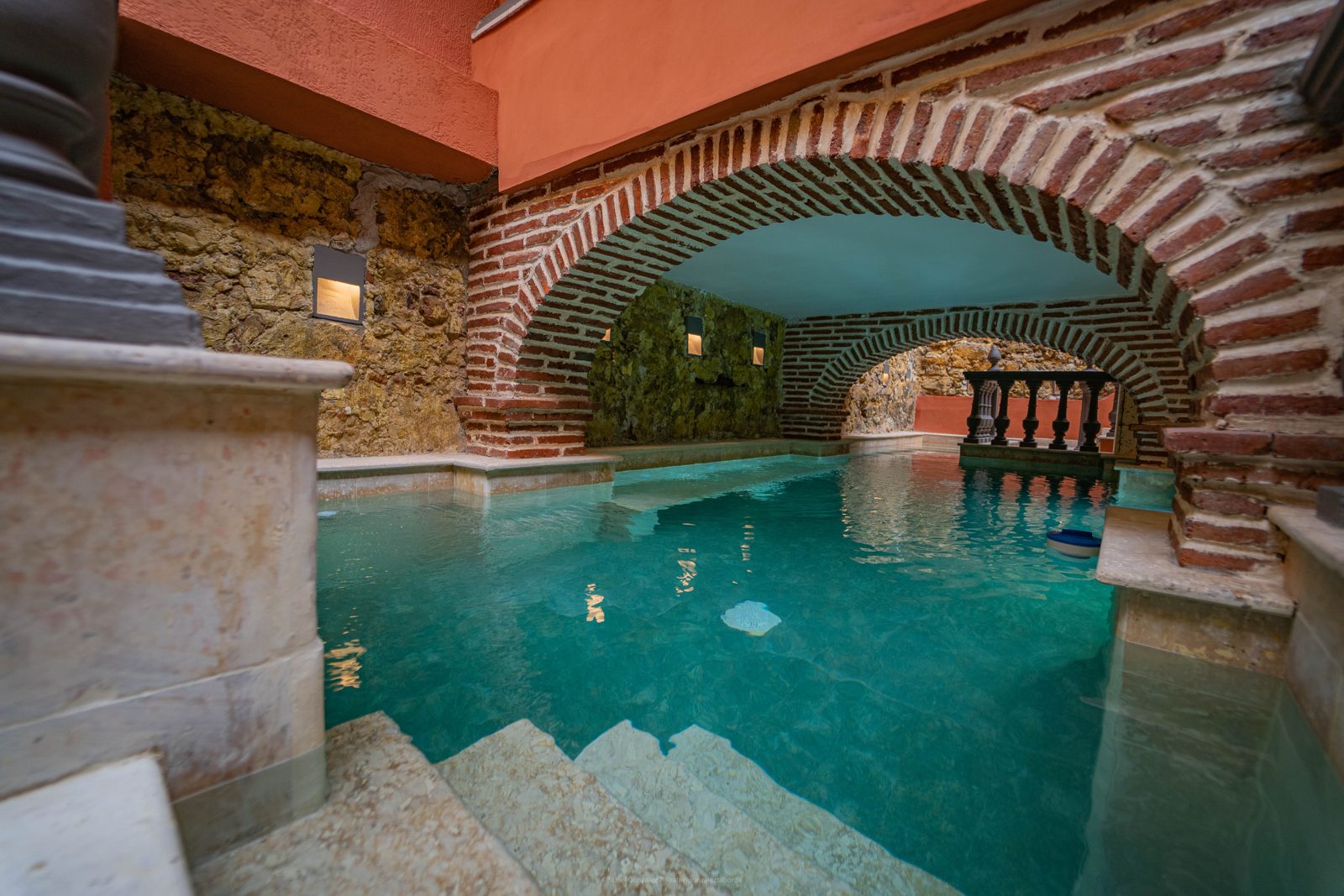 La piscina de la casa bajo el arco de ladrillo