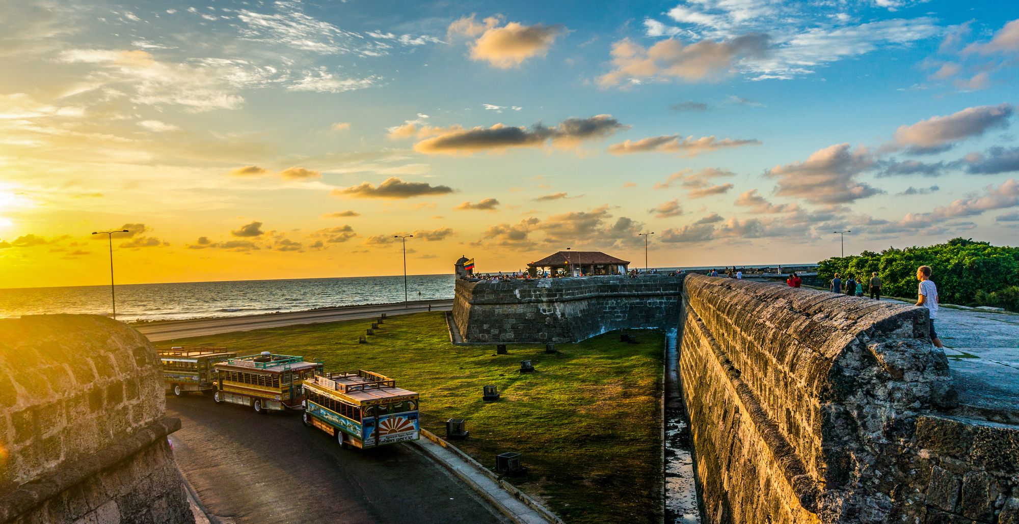 Atardecer sobre la muralla de Cartagena